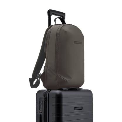 Gion Rucksack Darkolive Detail Seitenansicht - Wasserabweisend Vegan Ergonomisch - Horizn Studios