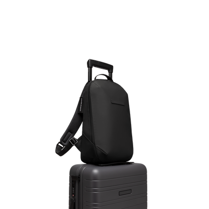 Gion Rucksack Essential Details Trolley Seitenansicht - Wasserabweisend Vegan Ergonomisch - Horizn Studios