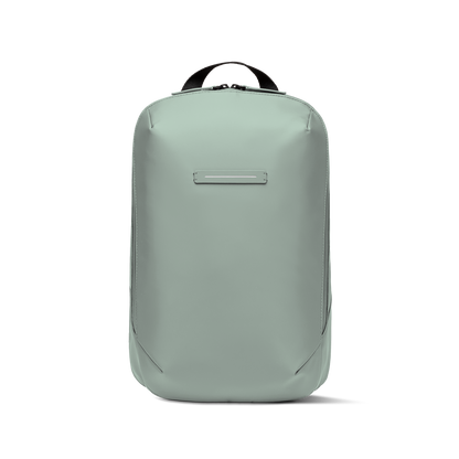 Gion Rucksack Essential Small Marine Green Vorderseite - Wasserabweisend Vegan Ergonomisch - Horizn Studios
