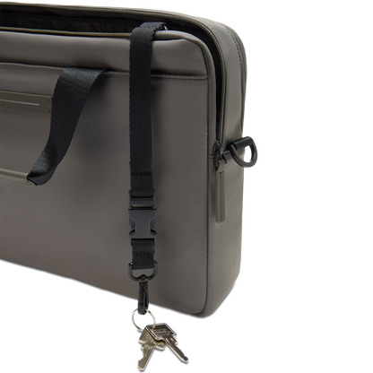 Gion Briefcase Grün Detail Shot Key Chain - Horizn Studios