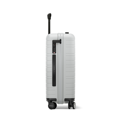 Koffer Essential Light Quartz Grau Seitenansicht - Hartschale Polycarbonat Leicht Robust - Horizn Studios