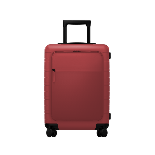 M5 / True Red / Vegan Multi Shell / Cabin Size mit Fronttasche / Essential