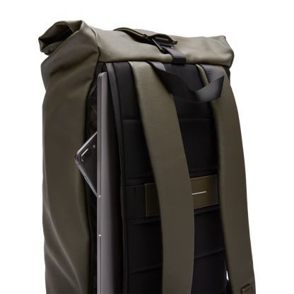 Sofo Rolltop Rucksack Darkolive Detail Laptop - Wasserabweisend Vegan Ergonomisch - Horizn Studios