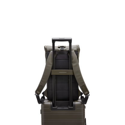 Sofo Rolltop Rucksack Darkolive Trolley Rückseite - Wasserabweisend Vegan Ergonomisch - Horizn Studios