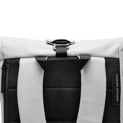 Sofo Rolltop Rucksack Light Quartz Grau Detail - Wasserabweisend Vegan Ergonomisch - Horizn Studios