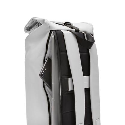 Sofo Rolltop Rucksack Light Quartz Grau Detail Laptop - Wasserabweisend Vegan Ergonomisch - Horizn Studios