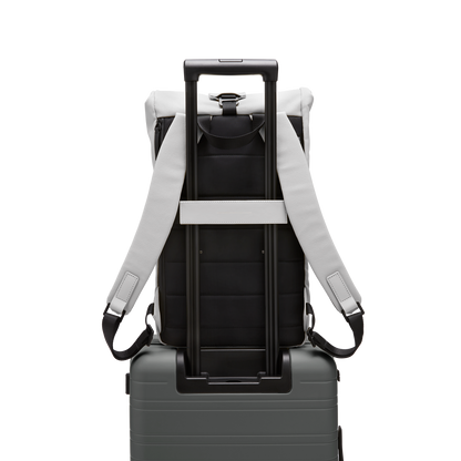 Sofo Rolltop Rucksack Light Quartz Grau Trolley Rückseite - Wasserabweisend Vegan Ergonomisch - Horizn Studios