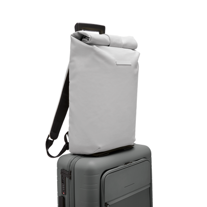Sofo Rolltop Rucksack Light Quartz Grau Trolley Vorderseite - Wasserabweisend Vegan Ergonomisch - Horizn Studios