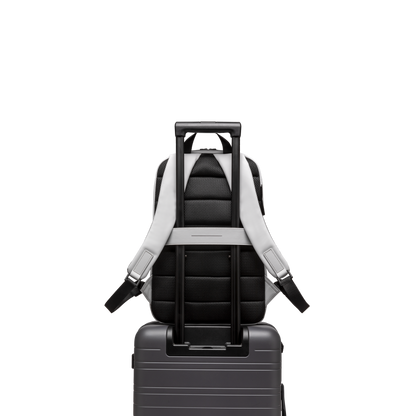 Gion Rucksack Essential Light Quartz Grau Detail With Trolley - Wasserabweisend Vegan Ergonomisch - Horizn Studios