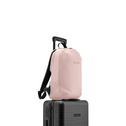 Gion Rucksack Palerose Detail Seitenansicht - Wasserabweisend Vegan Ergonomisch - Horizn Studios