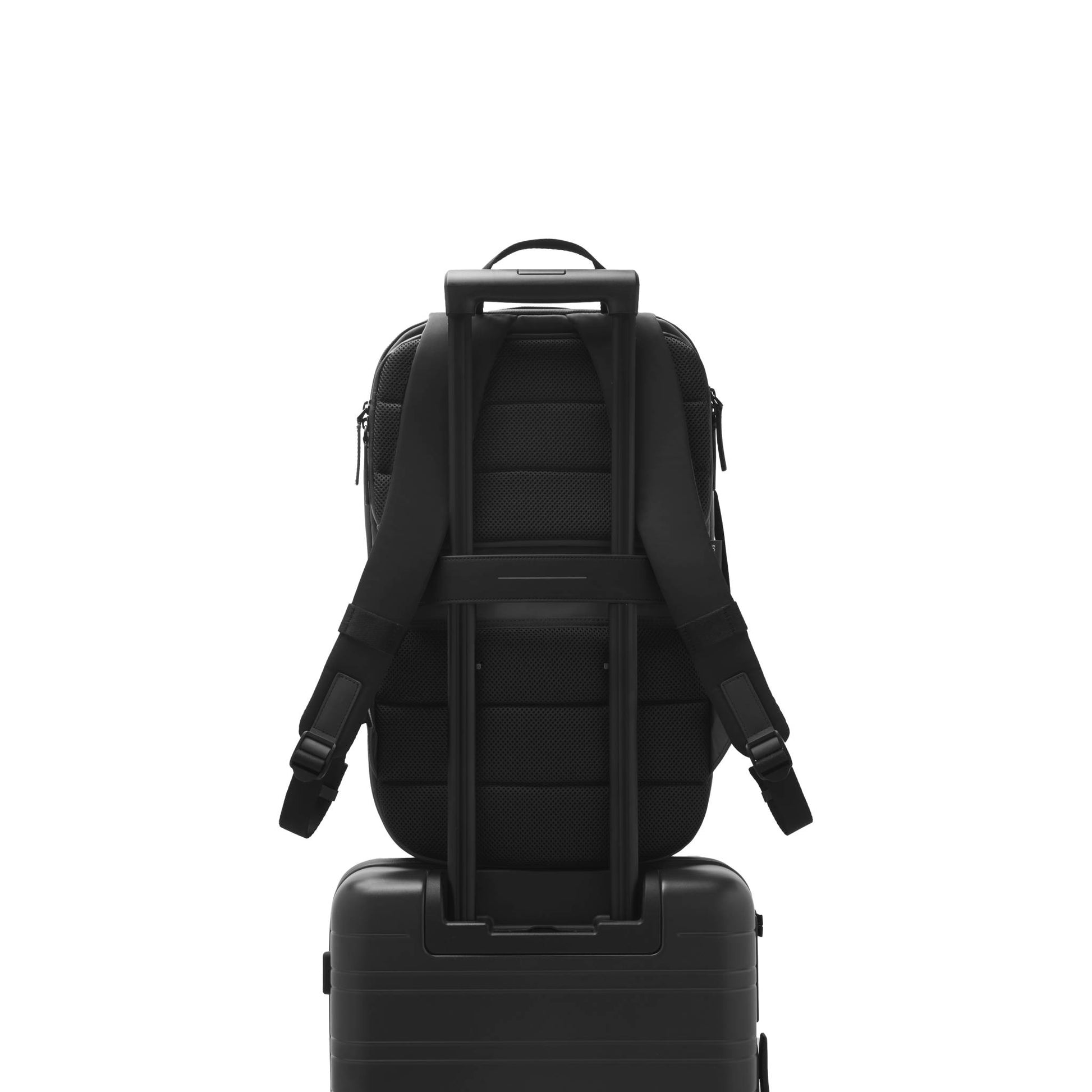 Gion Backpack Travel / All Black / Recycled Nylon 9