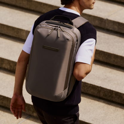 Gion Rucksack Travel Grün Rückseite Gallery - Wasserabweisend Vegan Ergonomisch - Horizn Studios