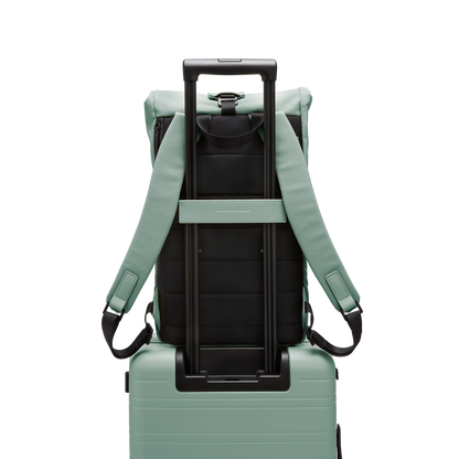 Sofo Rolltop Rucksack Marine Green Trolley Rückseite - Wasserabweisend Vegan Ergonomisch - Horizn Studios