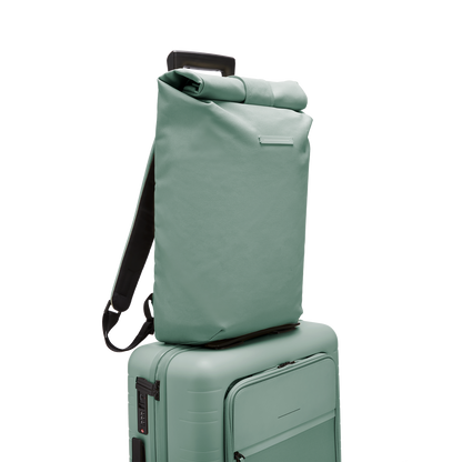 Sofo Rolltop Rucksack Marine Green Trolleyfront - Wasserabweisend Vegan Ergonomisch - Horizn Studios