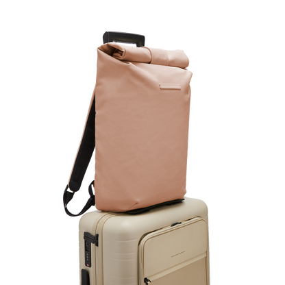Sofo Rolltop Rucksack Beige Rosa Trolleyfront - Wasserabweisend Vegan Ergonomisch - Horizn Studios
